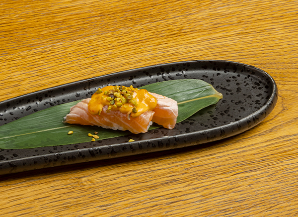 NIGIRI SPICY SALMON FLAMBÈ